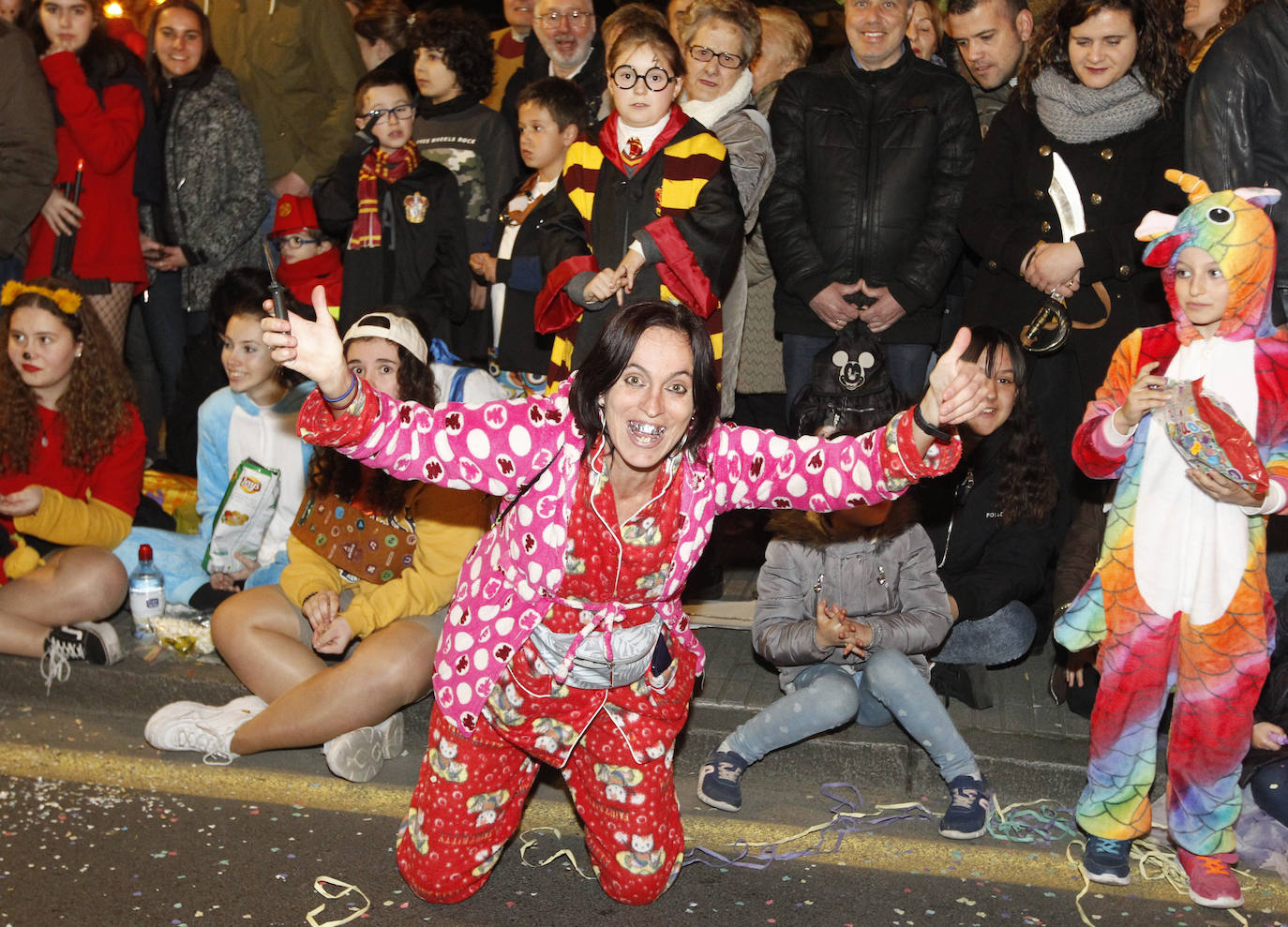 Más de 2.000 personas en 45 grupos diferentes,y nueve charangas han recorrido las calles de Gijón ante la atenta mirada de miles de personas que no han querido perderse el gran ambiente festivo.