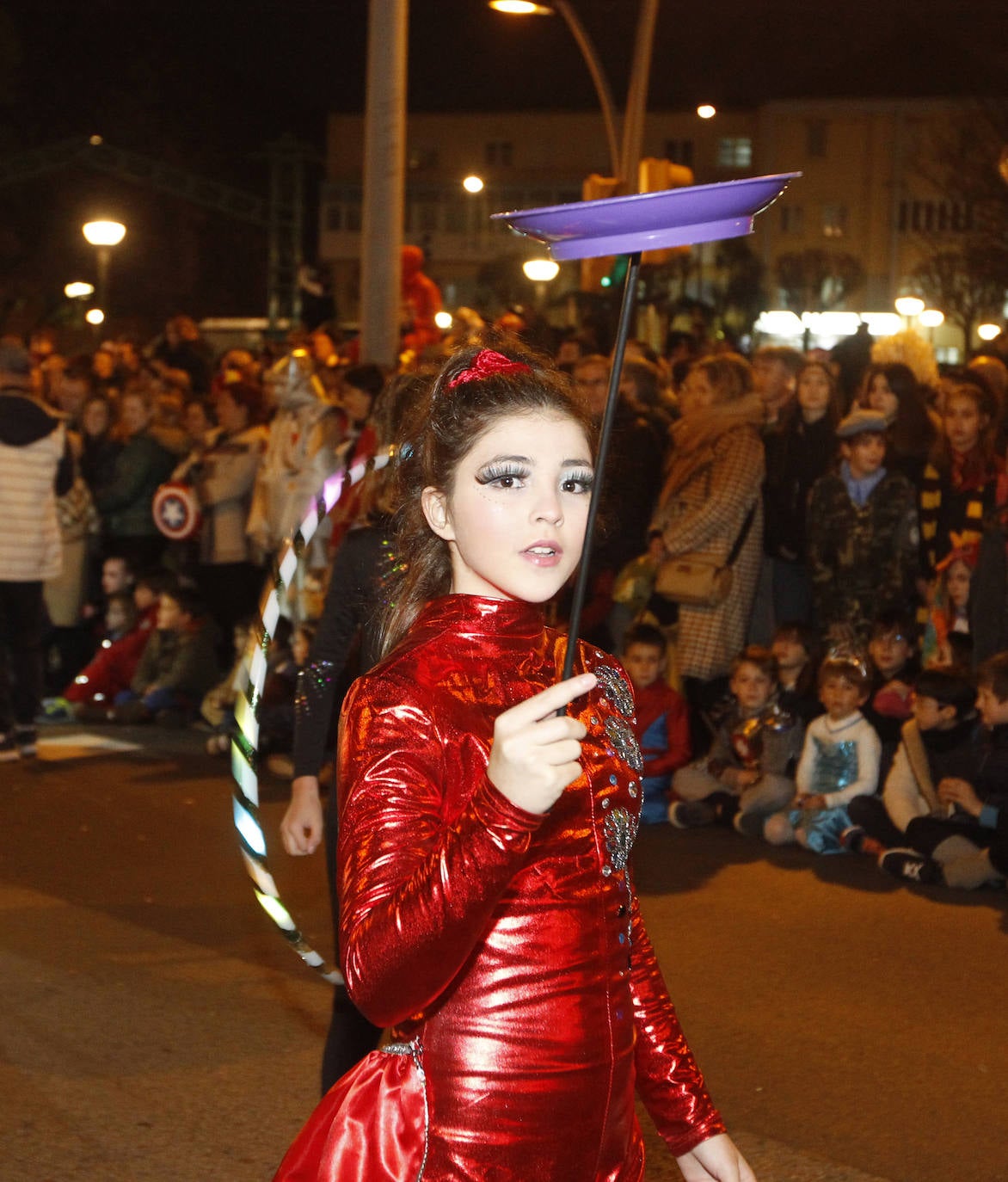 Más de 2.000 personas en 45 grupos diferentes,y nueve charangas han recorrido las calles de Gijón ante la atenta mirada de miles de personas que no han querido perderse el gran ambiente festivo.