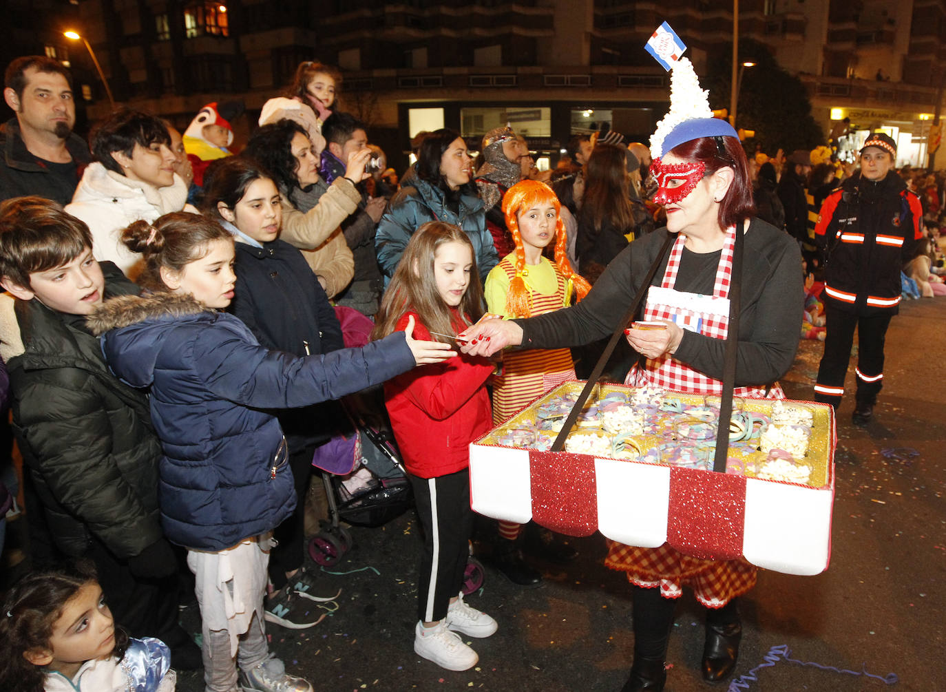 Más de 2.000 personas en 45 grupos diferentes,y nueve charangas han recorrido las calles de Gijón ante la atenta mirada de miles de personas que no han querido perderse el gran ambiente festivo.