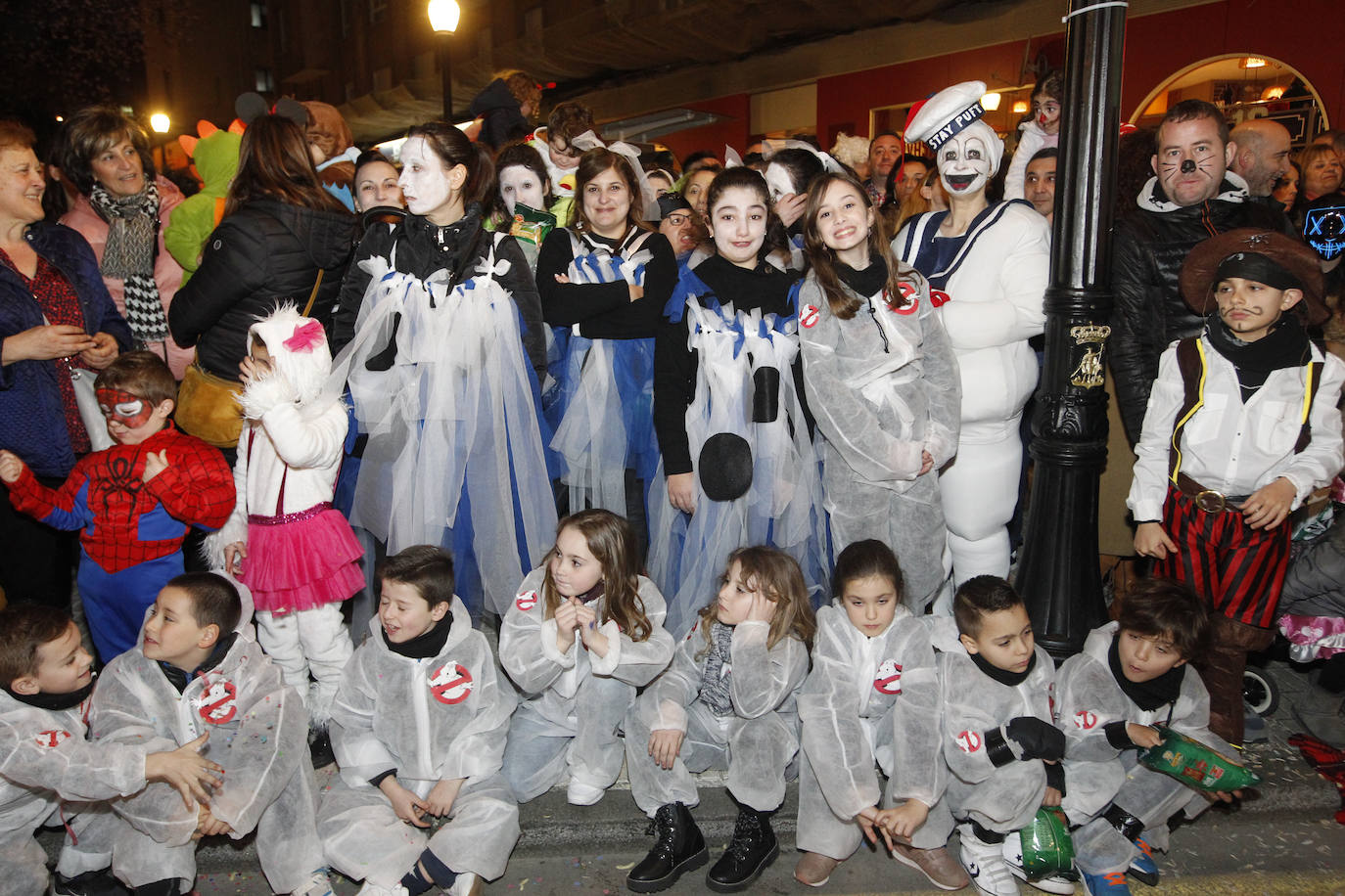 Más de 2.000 personas en 45 grupos diferentes,y nueve charangas han recorrido las calles de Gijón ante la atenta mirada de miles de personas que no han querido perderse el gran ambiente festivo.