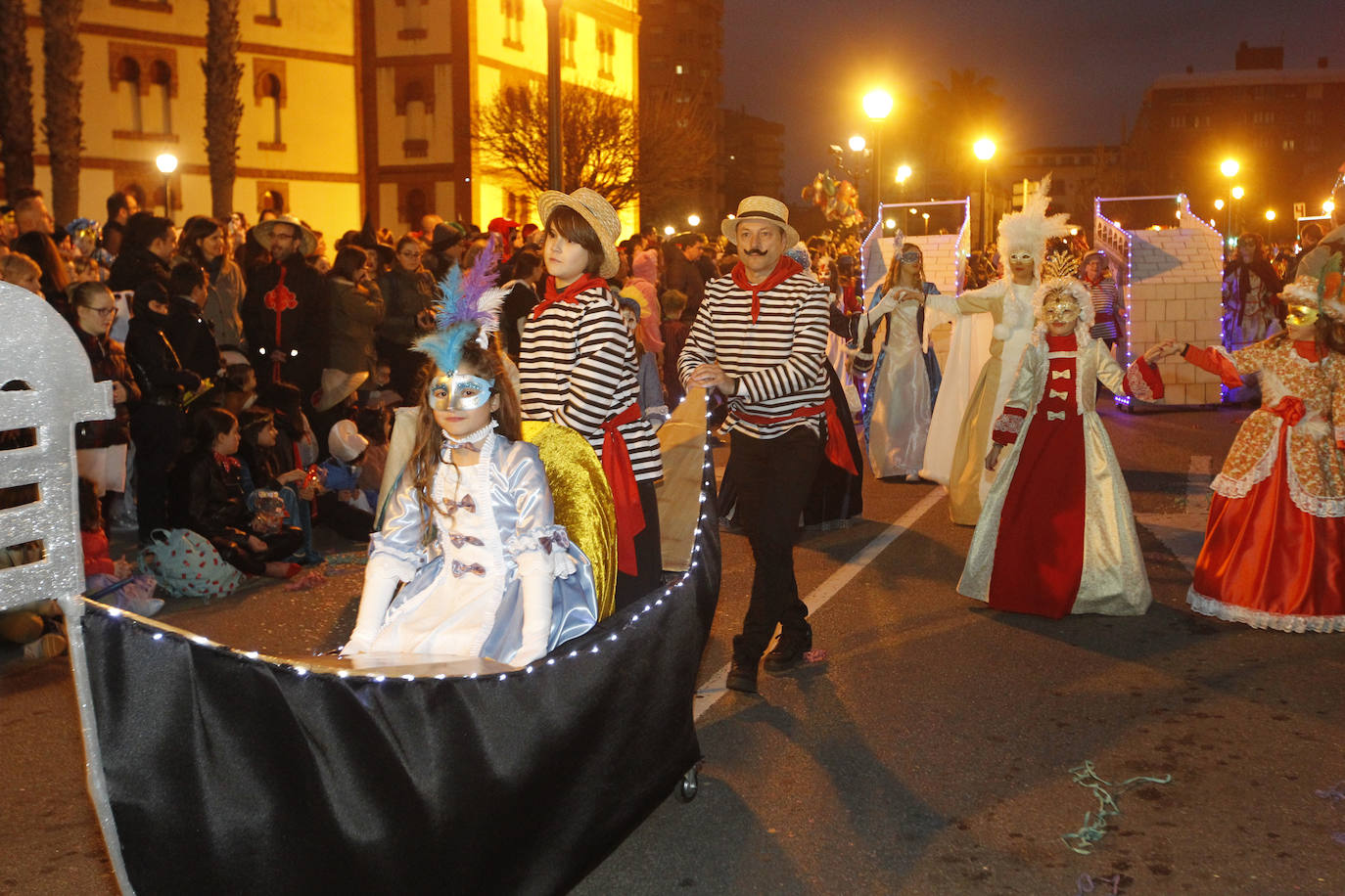 Más de 2.000 personas en 45 grupos diferentes,y nueve charangas han recorrido las calles de Gijón ante la atenta mirada de miles de personas que no han querido perderse el gran ambiente festivo.