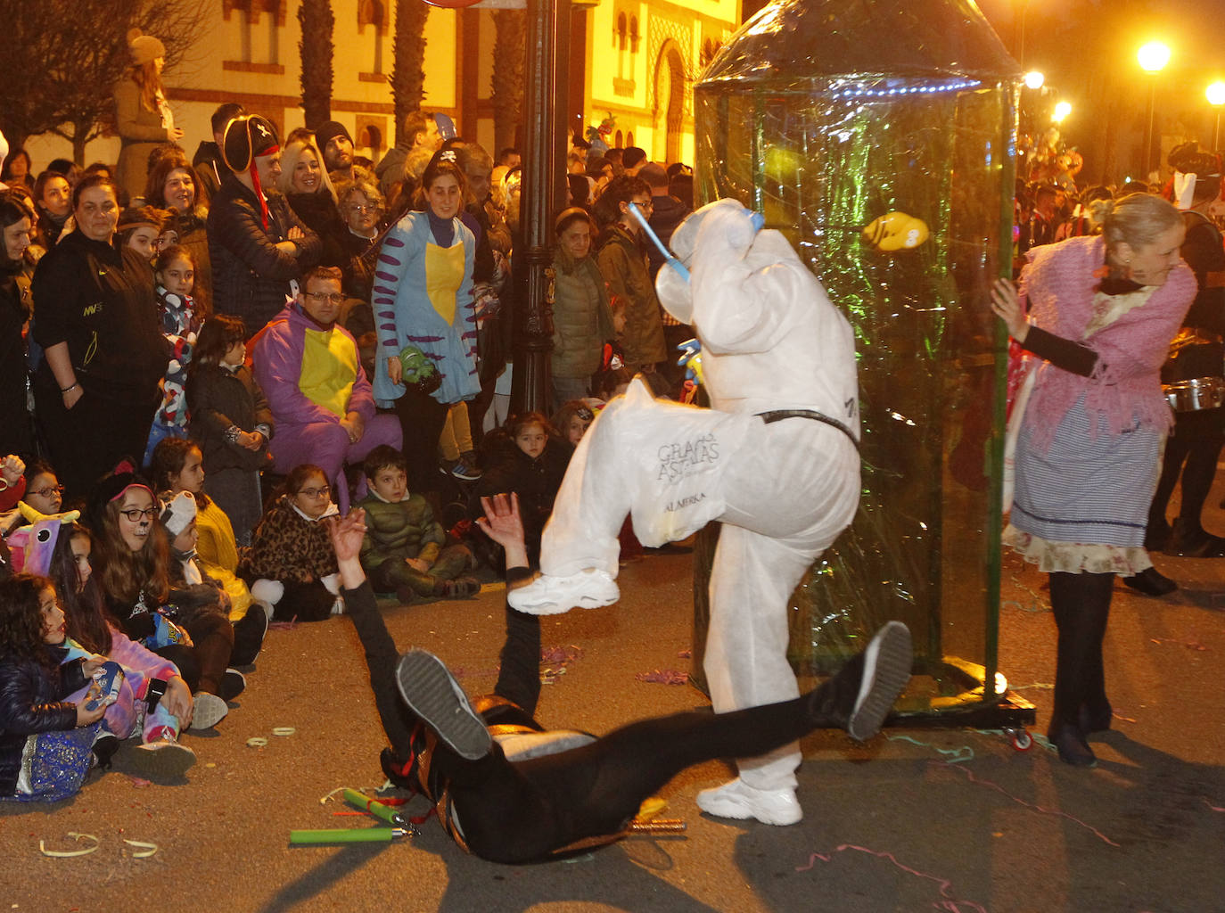 Más de 2.000 personas en 45 grupos diferentes,y nueve charangas han recorrido las calles de Gijón ante la atenta mirada de miles de personas que no han querido perderse el gran ambiente festivo.