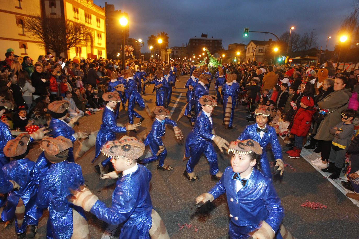 Más de 2.000 personas en 45 grupos diferentes,y nueve charangas han recorrido las calles de Gijón ante la atenta mirada de miles de personas que no han querido perderse el gran ambiente festivo.