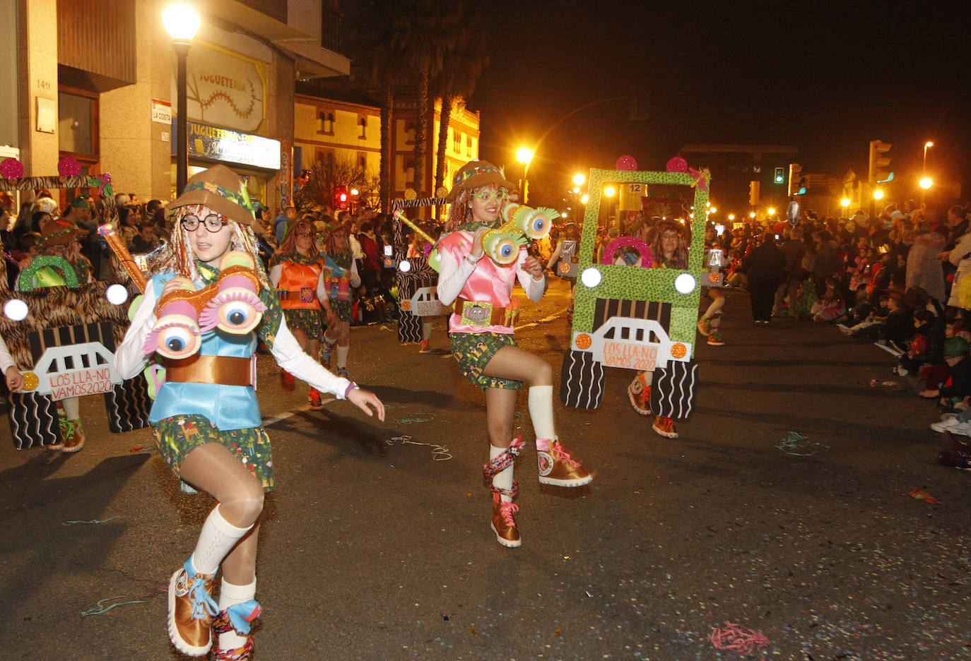 Más de 2.000 personas en 45 grupos diferentes,y nueve charangas han recorrido las calles de Gijón ante la atenta mirada de miles de personas que no han querido perderse el gran ambiente festivo.