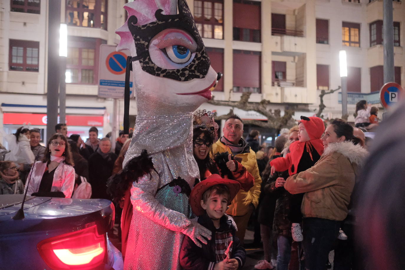 Más de 2.000 personas en 45 grupos diferentes,y nueve charangas han recorrido las calles de Gijón ante la atenta mirada de miles de personas que no han querido perderse el gran ambiente festivo.