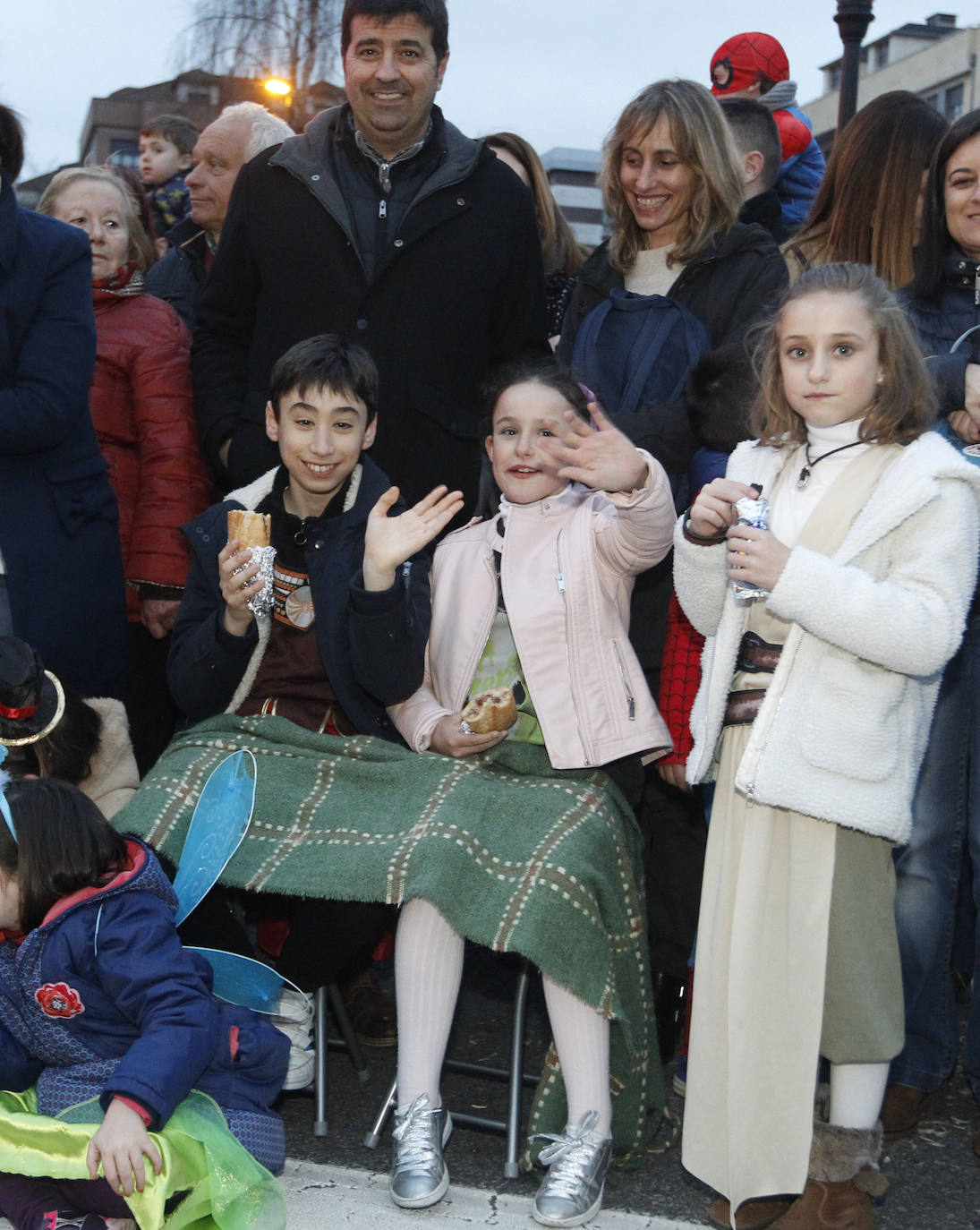 Más de 2.000 personas en 45 grupos diferentes,y nueve charangas han recorrido las calles de Gijón ante la atenta mirada de miles de personas que no han querido perderse el gran ambiente festivo.