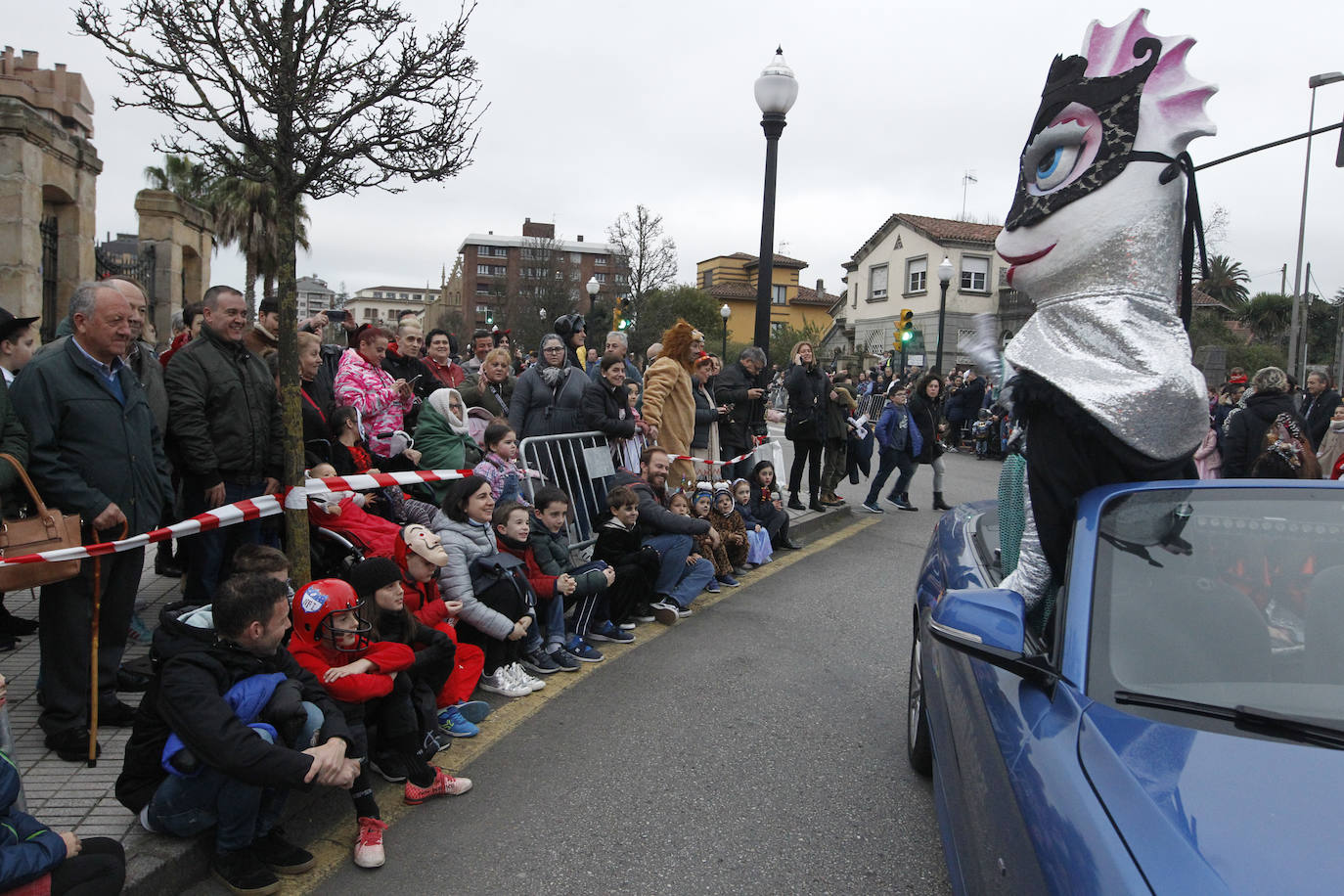 Más de 2.000 personas en 45 grupos diferentes,y nueve charangas han recorrido las calles de Gijón ante la atenta mirada de miles de personas que no han querido perderse el gran ambiente festivo.