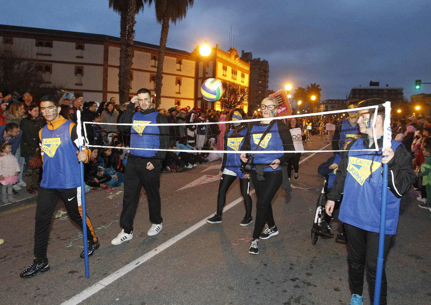 Más de 2.000 personas en 45 grupos diferentes,y nueve charangas han recorrido las calles de Gijón ante la atenta mirada de miles de personas que no han querido perderse el gran ambiente festivo.