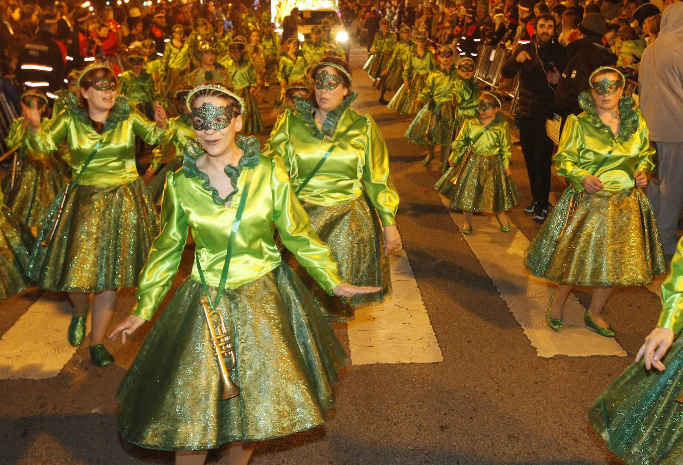 Más de 2.000 personas en 45 grupos diferentes,y nueve charangas han recorrido las calles de Gijón ante la atenta mirada de miles de personas que no han querido perderse el gran ambiente festivo.