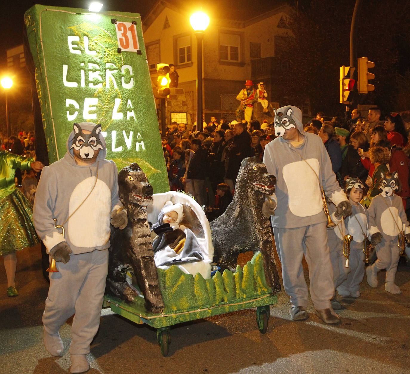 Más de 2.000 personas en 45 grupos diferentes,y nueve charangas han recorrido las calles de Gijón ante la atenta mirada de miles de personas que no han querido perderse el gran ambiente festivo.