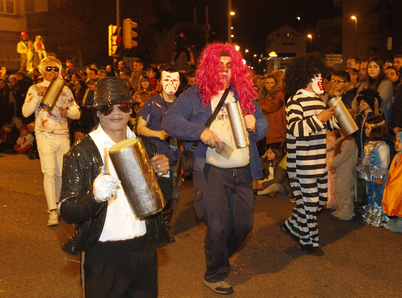 Más de 2.000 personas en 45 grupos diferentes,y nueve charangas han recorrido las calles de Gijón ante la atenta mirada de miles de personas que no han querido perderse el gran ambiente festivo.