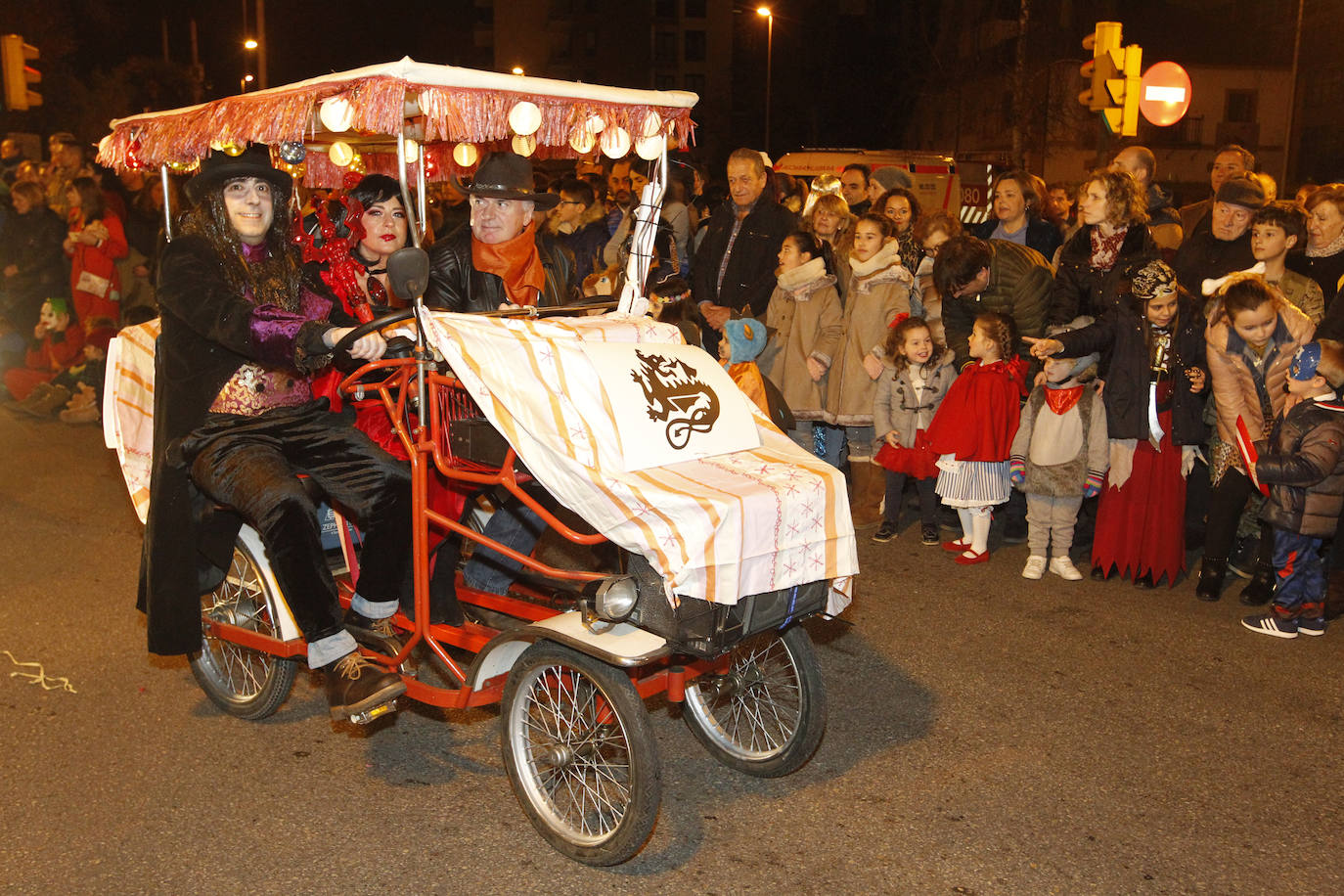 Más de 2.000 personas en 45 grupos diferentes,y nueve charangas han recorrido las calles de Gijón ante la atenta mirada de miles de personas que no han querido perderse el gran ambiente festivo.