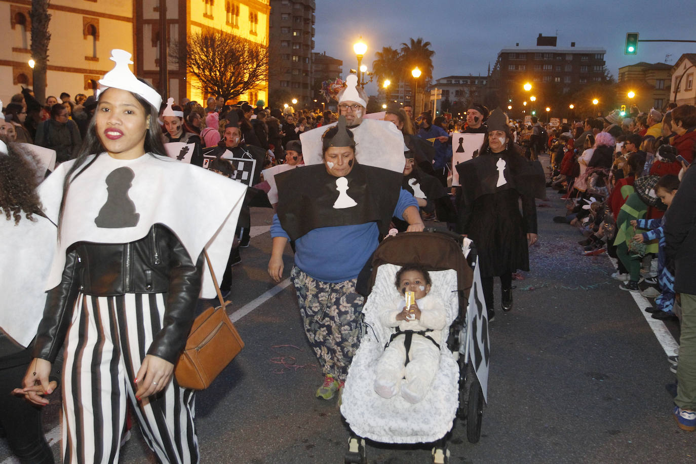 Más de 2.000 personas en 45 grupos diferentes,y nueve charangas han recorrido las calles de Gijón ante la atenta mirada de miles de personas que no han querido perderse el gran ambiente festivo.