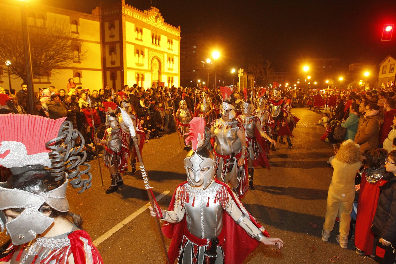 Más de 2.000 personas en 45 grupos diferentes,y nueve charangas han recorrido las calles de Gijón ante la atenta mirada de miles de personas que no han querido perderse el gran ambiente festivo.