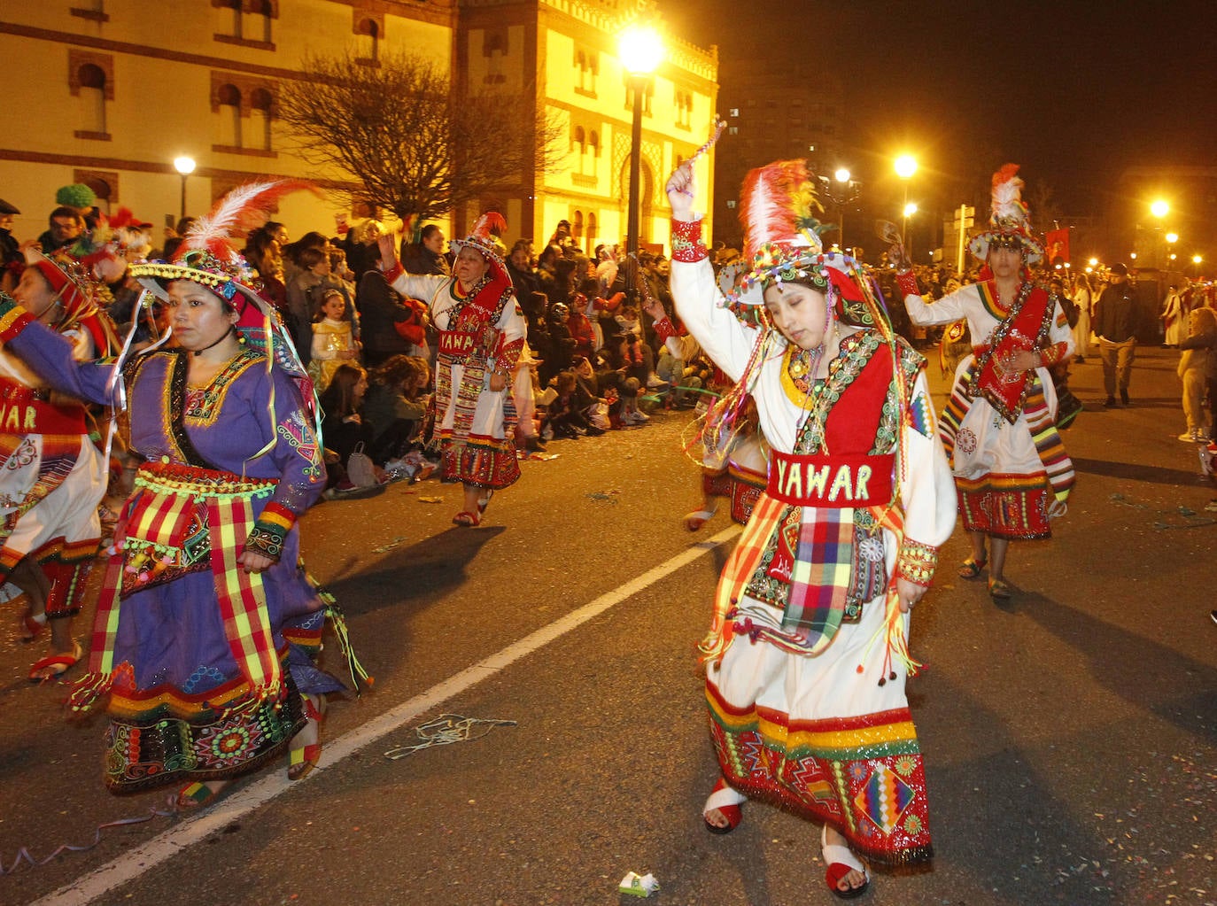 Más de 2.000 personas en 45 grupos diferentes,y nueve charangas han recorrido las calles de Gijón ante la atenta mirada de miles de personas que no han querido perderse el gran ambiente festivo.