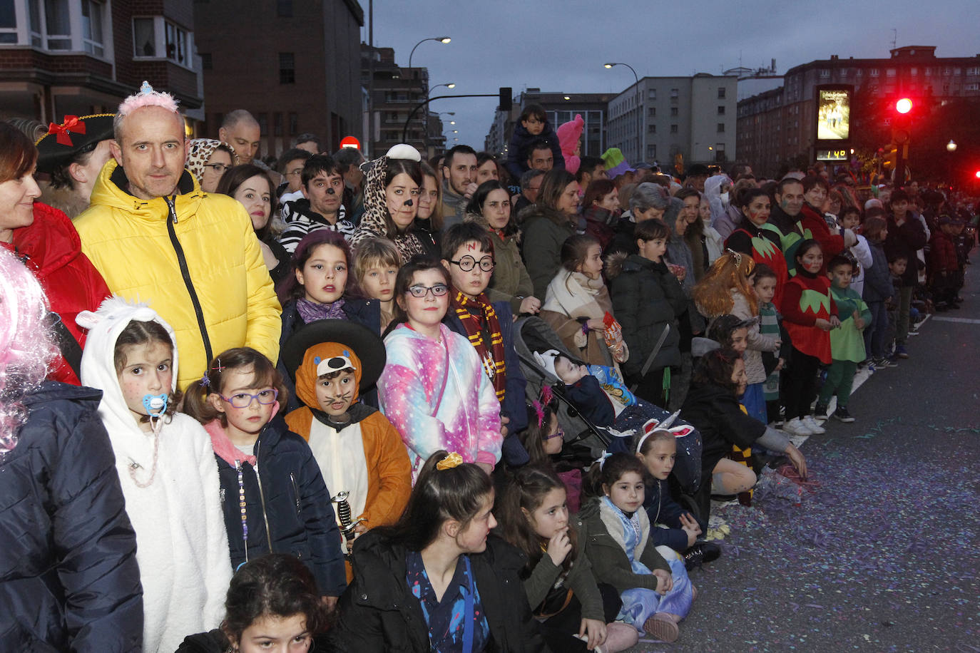 Más de 2.000 personas en 45 grupos diferentes,y nueve charangas han recorrido las calles de Gijón ante la atenta mirada de miles de personas que no han querido perderse el gran ambiente festivo.