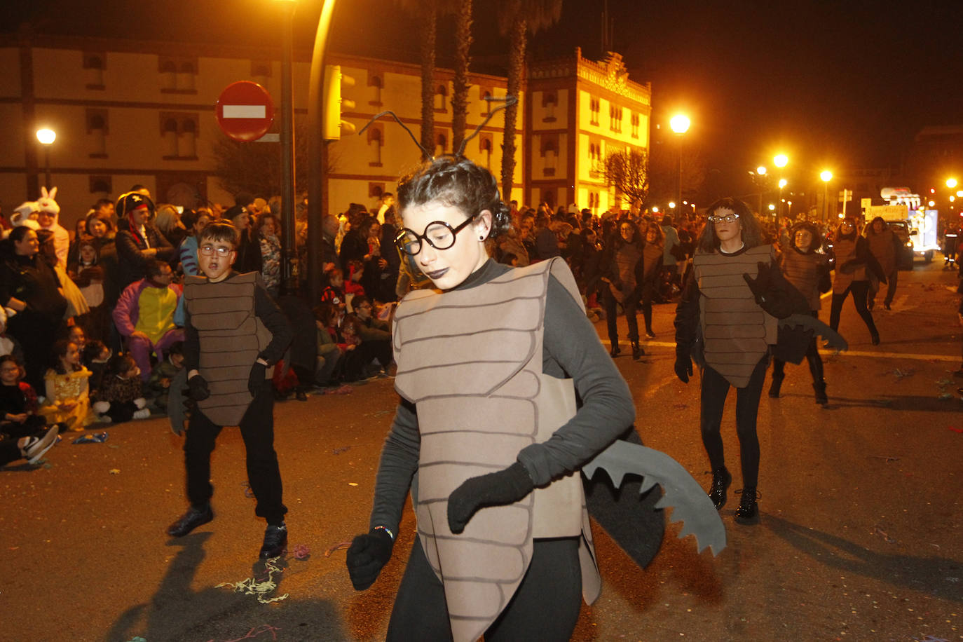 Más de 2.000 personas en 45 grupos diferentes,y nueve charangas han recorrido las calles de Gijón ante la atenta mirada de miles de personas que no han querido perderse el gran ambiente festivo.