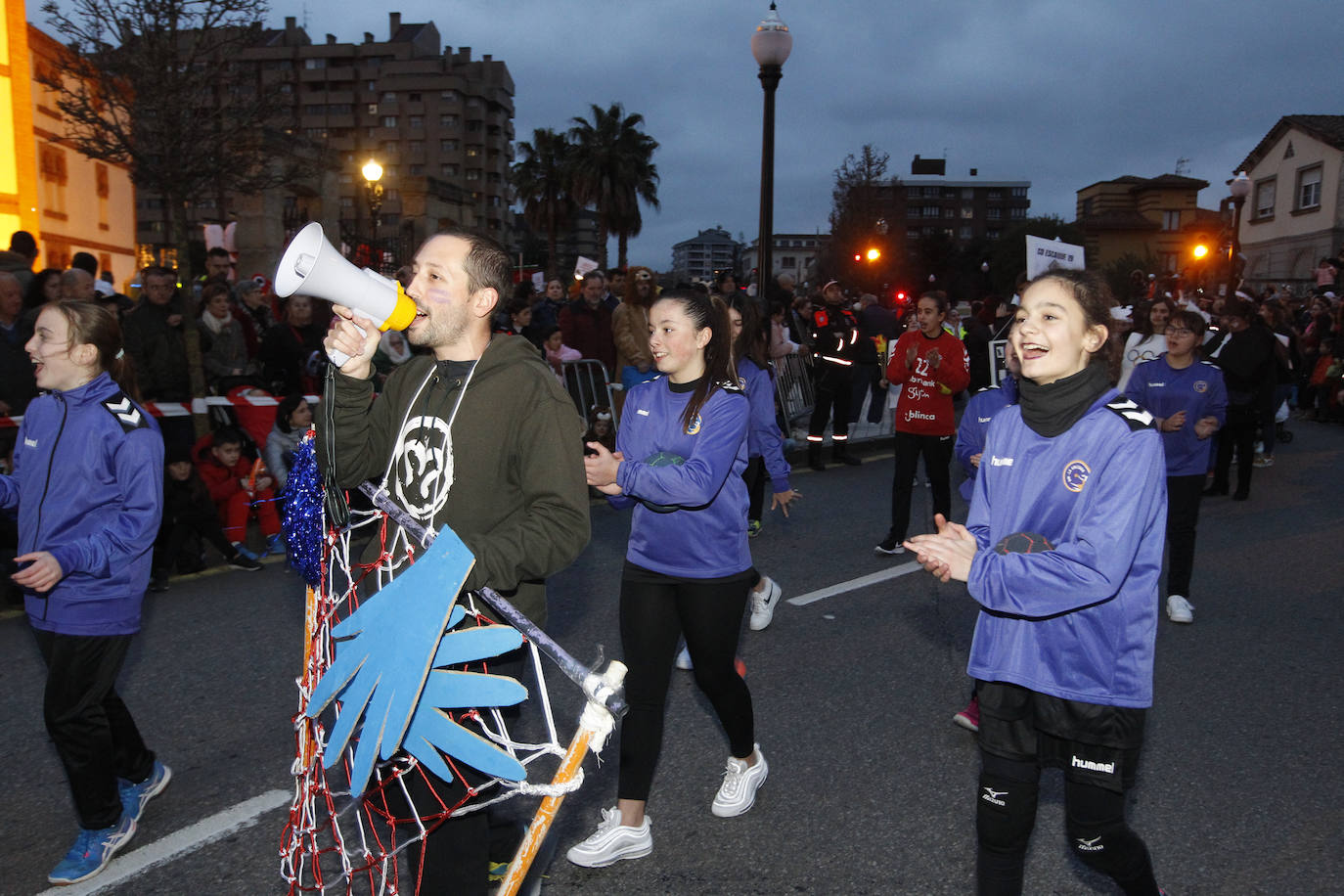 Más de 2.000 personas en 45 grupos diferentes,y nueve charangas han recorrido las calles de Gijón ante la atenta mirada de miles de personas que no han querido perderse el gran ambiente festivo.