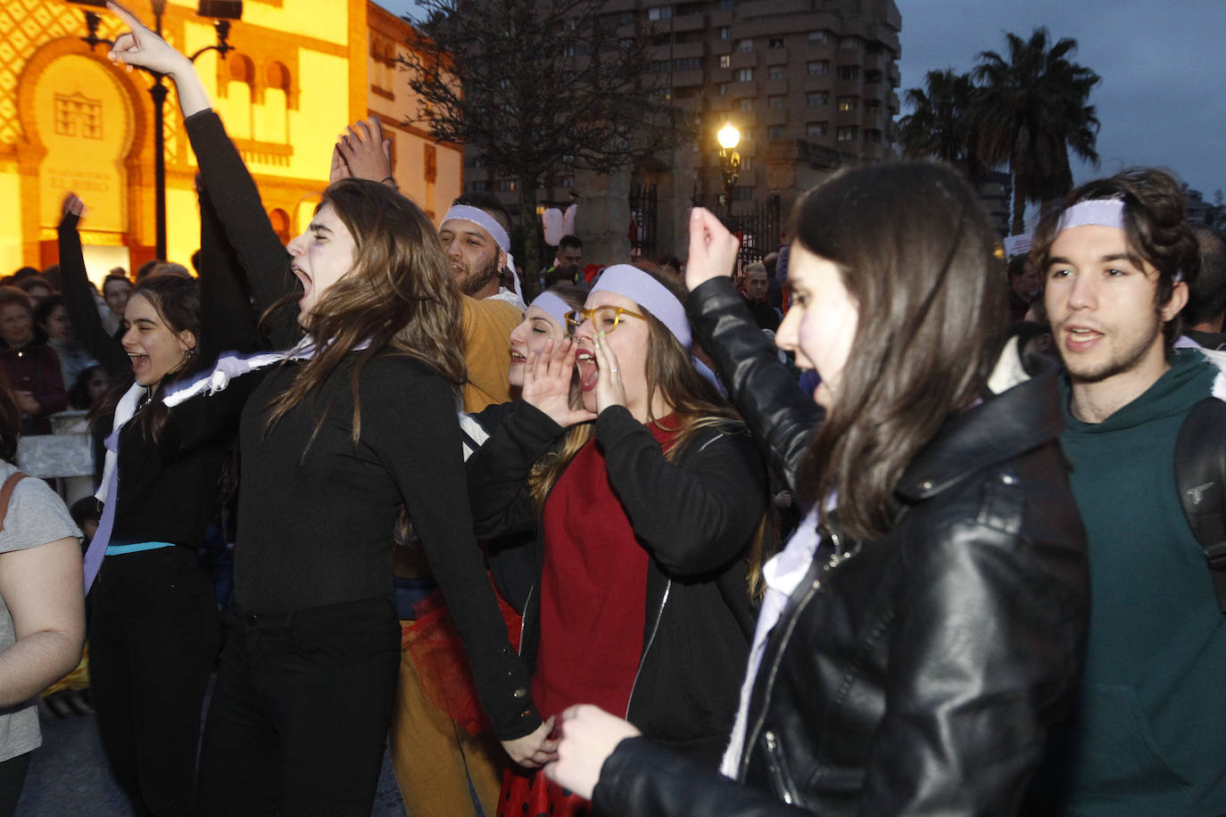 Más de 2.000 personas en 45 grupos diferentes,y nueve charangas han recorrido las calles de Gijón ante la atenta mirada de miles de personas que no han querido perderse el gran ambiente festivo.