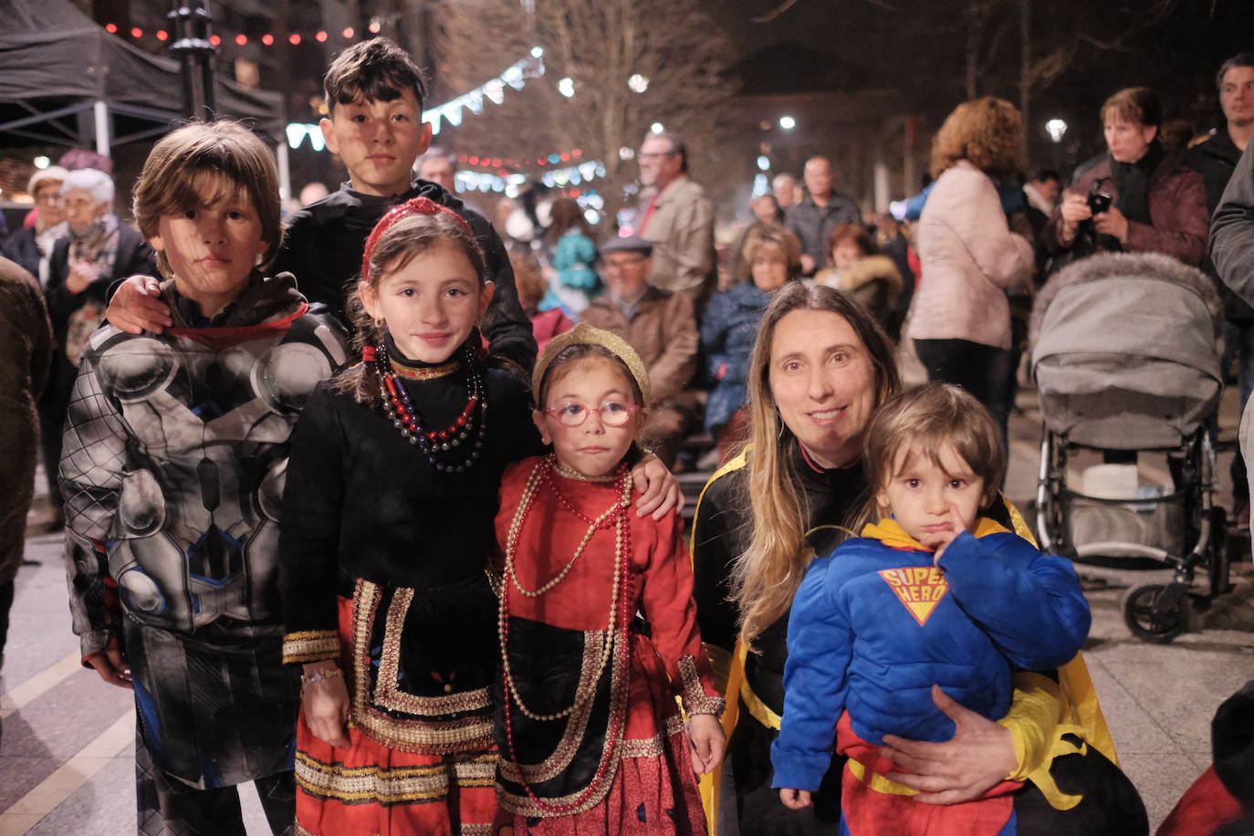 Las calles de Gijón se han llenado de color y máscaras para celebrar el antroxu más animado.