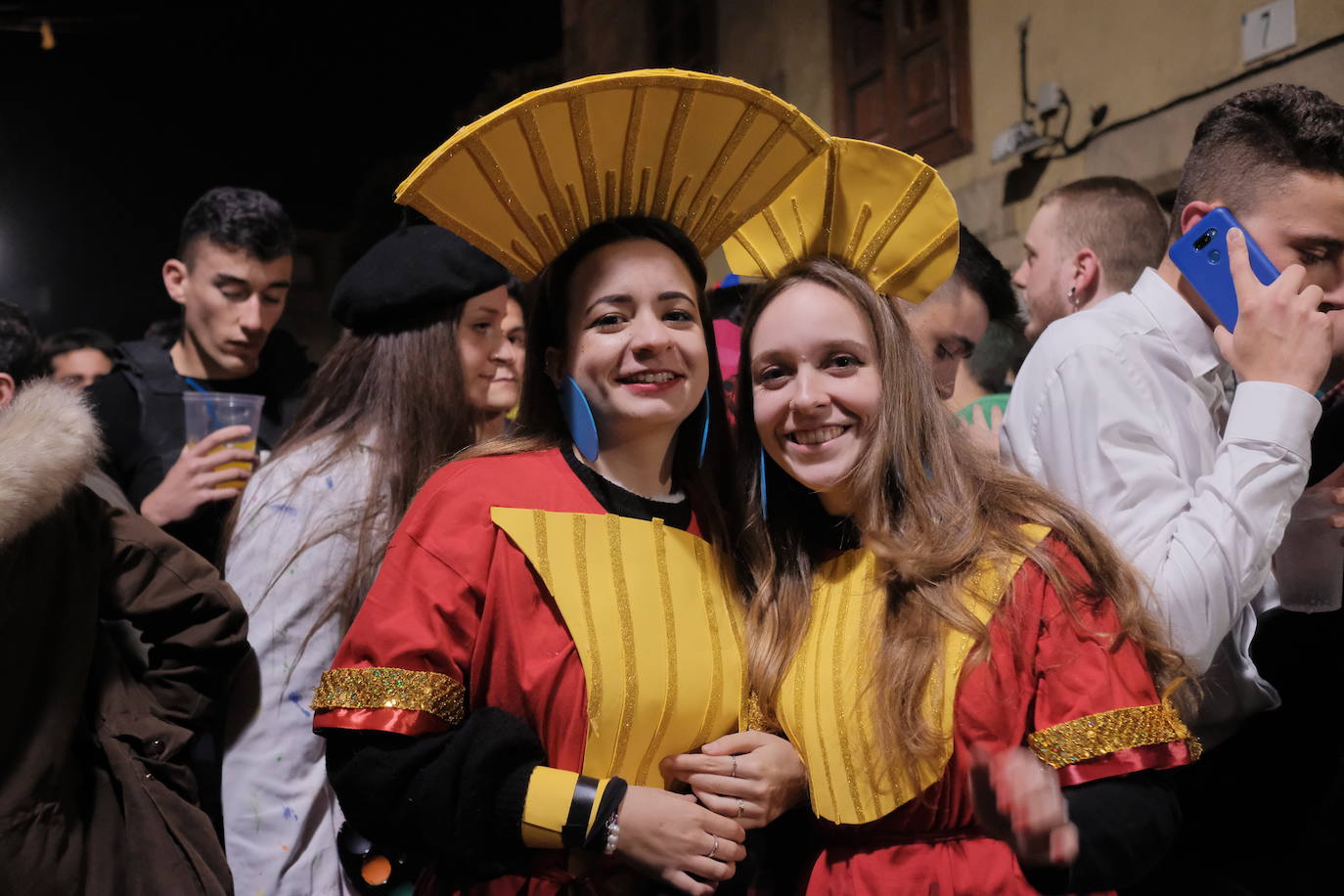 Las calles de Gijón se han llenado de color y máscaras para celebrar el antroxu más animado.