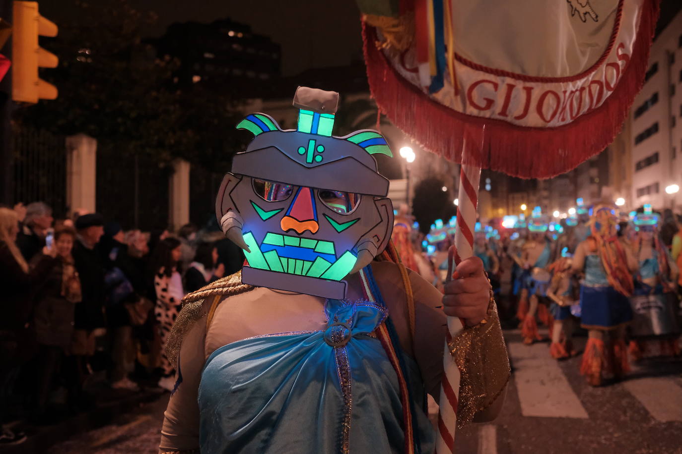 Las calles de Gijón se han llenado de color y máscaras para celebrar el antroxu más animado.