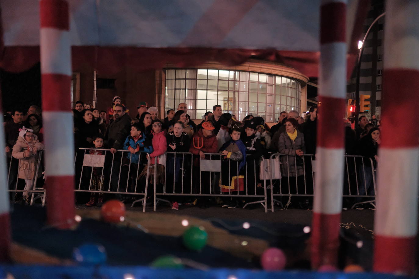 Las calles de Gijón se han llenado de color y máscaras para celebrar el antroxu más animado.