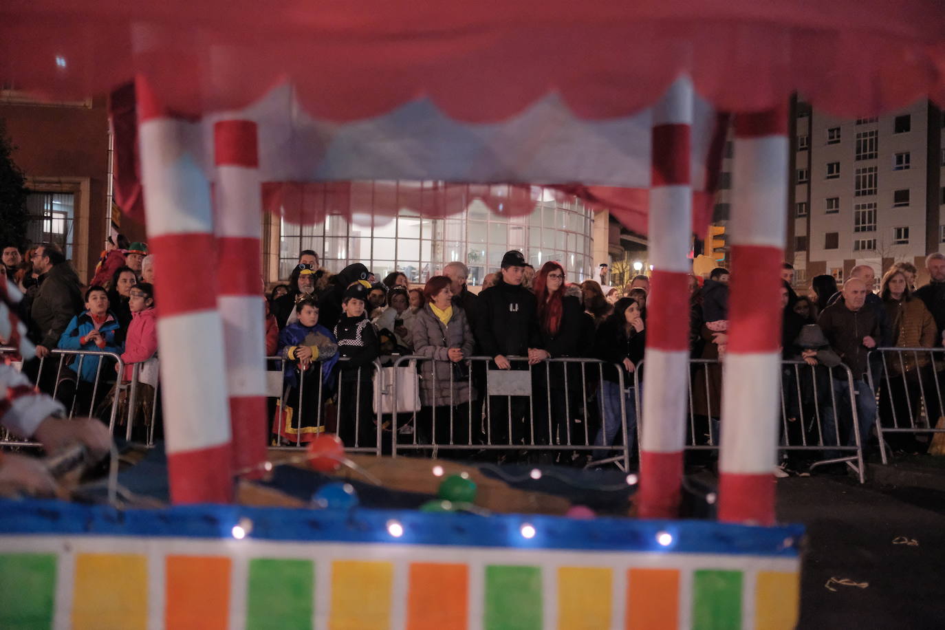 Las calles de Gijón se han llenado de color y máscaras para celebrar el antroxu más animado.