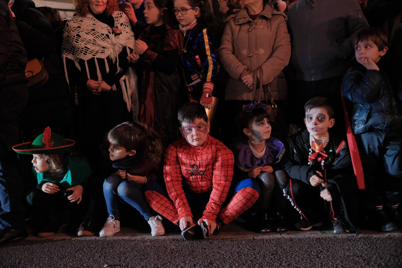 Las calles de Gijón se han llenado de color y máscaras para celebrar el antroxu más animado.