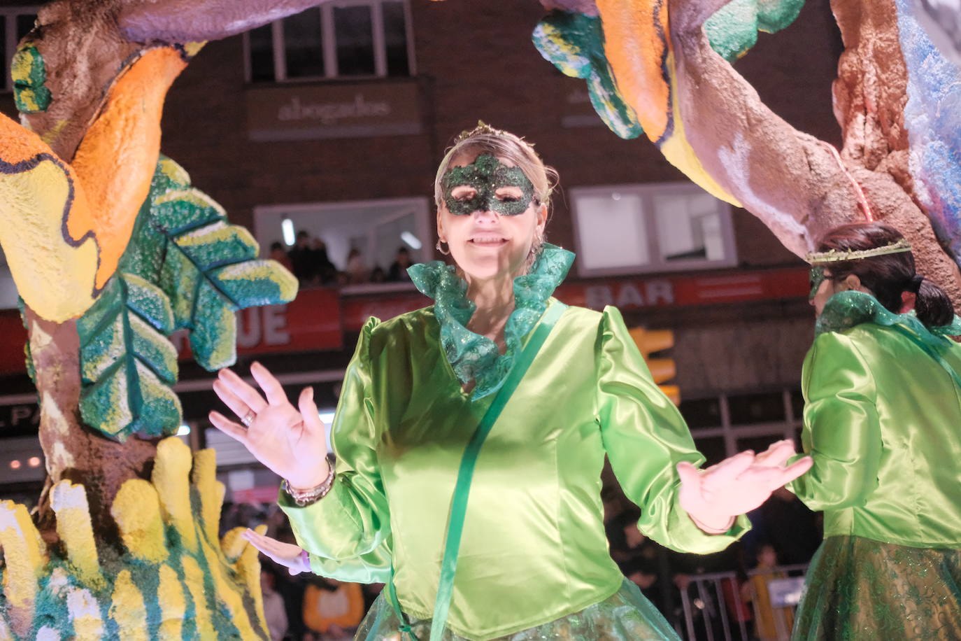 Las calles de Gijón se han llenado de color y máscaras para celebrar el antroxu más animado.