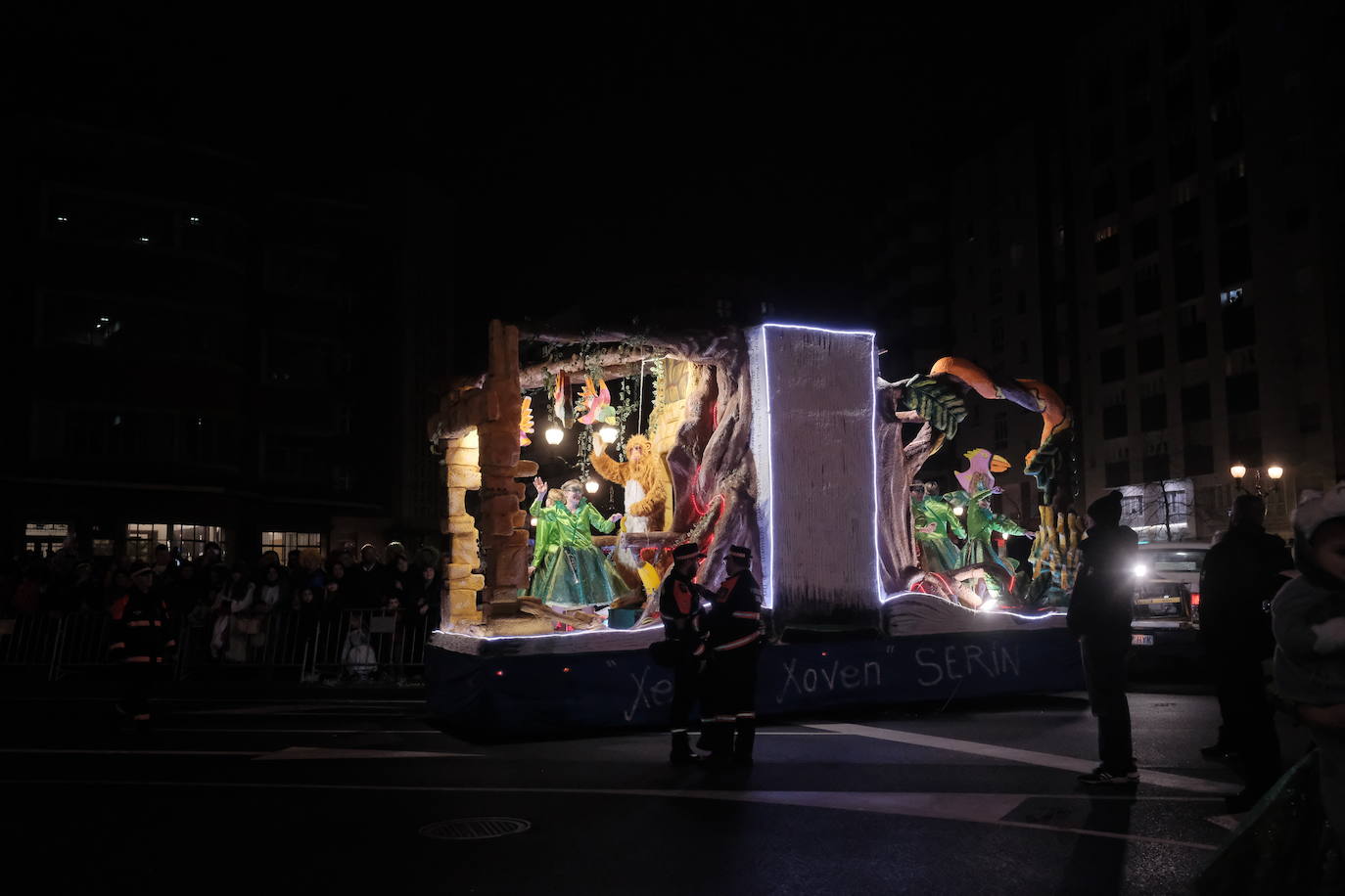 Las calles de Gijón se han llenado de color y máscaras para celebrar el antroxu más animado.