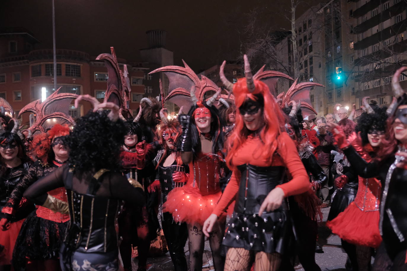 Las calles de Gijón se han llenado de color y máscaras para celebrar el antroxu más animado.