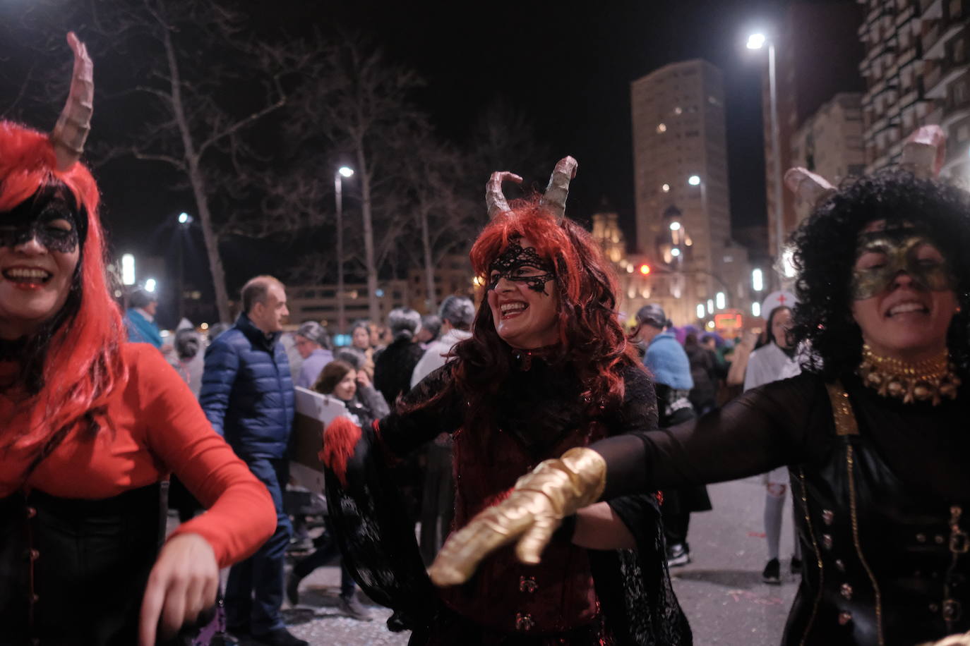 Las calles de Gijón se han llenado de color y máscaras para celebrar el antroxu más animado.