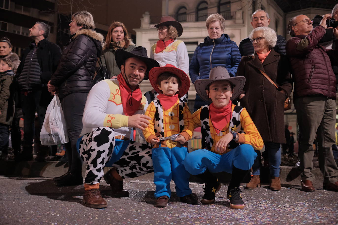 Las calles de Gijón se han llenado de color y máscaras para celebrar el antroxu más animado.