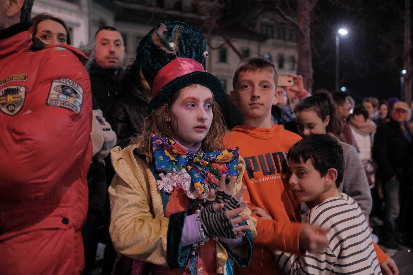 Las calles de Gijón se han llenado de color y máscaras para celebrar el antroxu más animado.