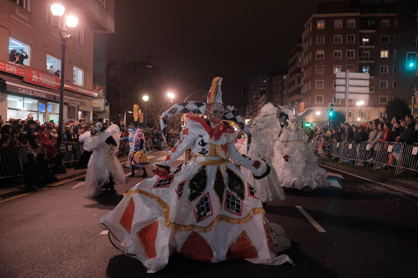 Las calles de Gijón se han llenado de color y máscaras para celebrar el antroxu más animado.