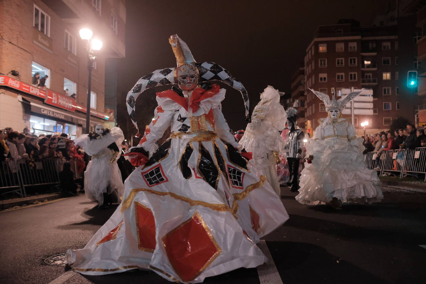 Las calles de Gijón se han llenado de color y máscaras para celebrar el antroxu más animado.