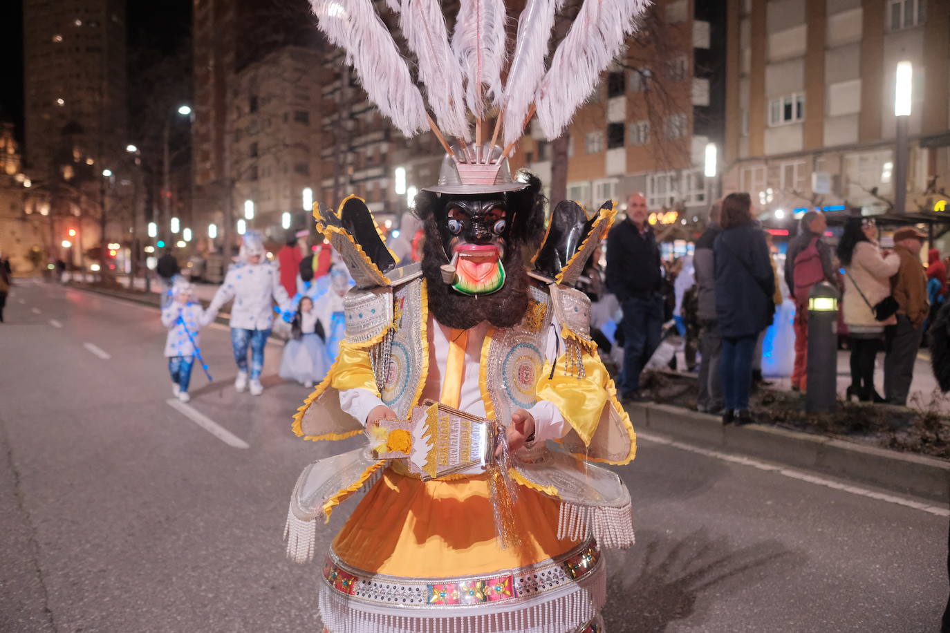 Las calles de Gijón se han llenado de color y máscaras para celebrar el antroxu más animado.