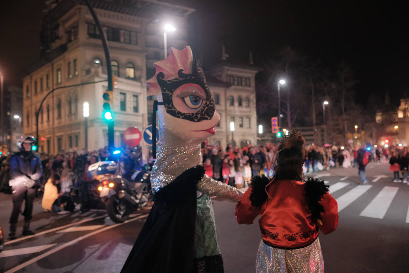 Las calles de Gijón se han llenado de color y máscaras para celebrar el antroxu más animado.