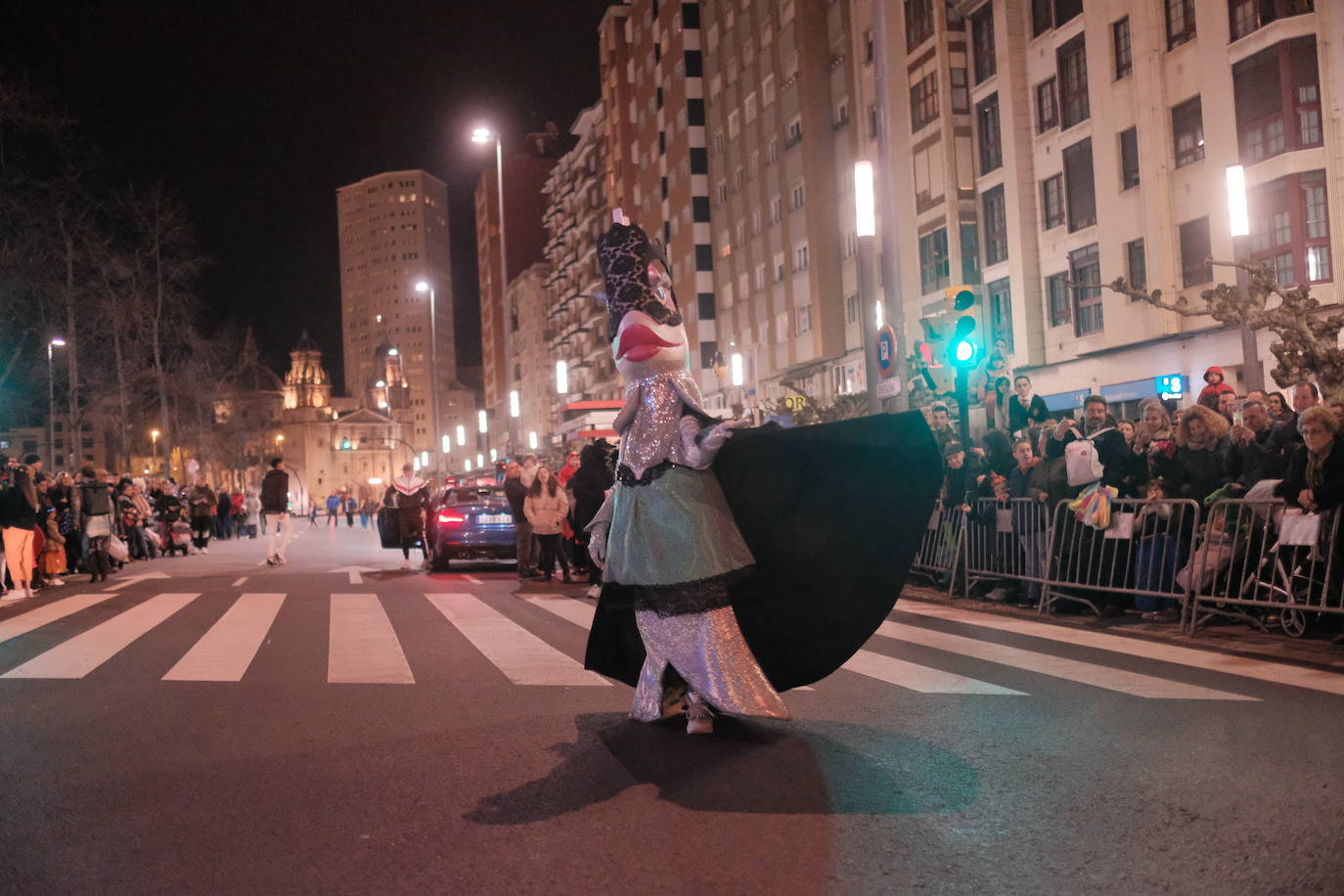 Las calles de Gijón se han llenado de color y máscaras para celebrar el antroxu más animado.