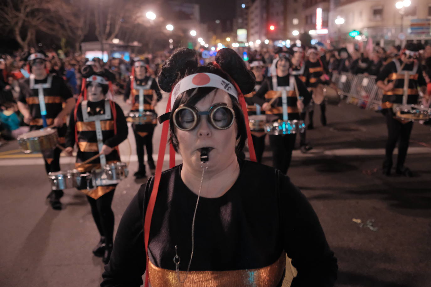 Las calles de Gijón se han llenado de color y máscaras para celebrar el antroxu más animado.