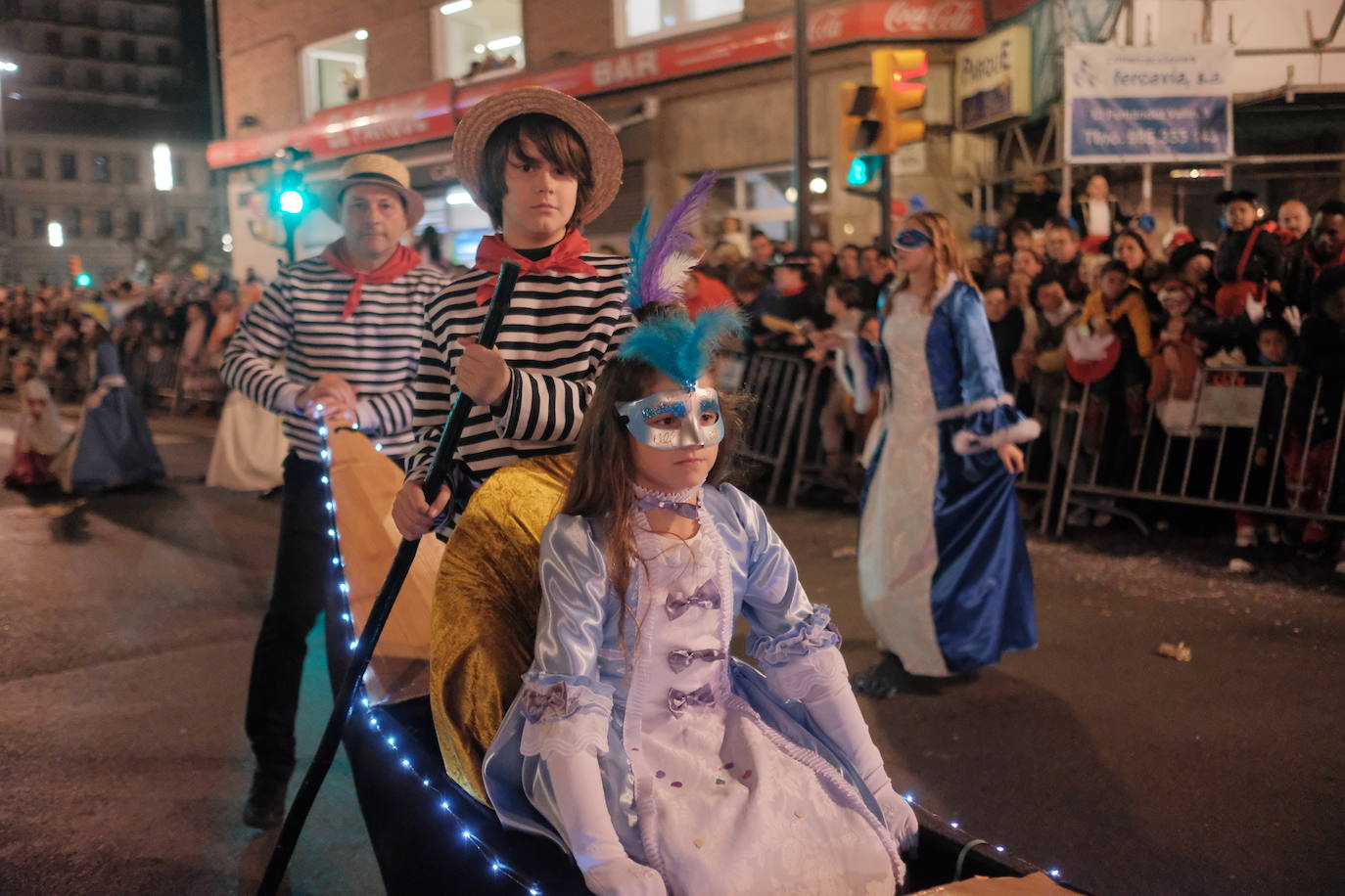 Las calles de Gijón se han llenado de color y máscaras para celebrar el antroxu más animado.