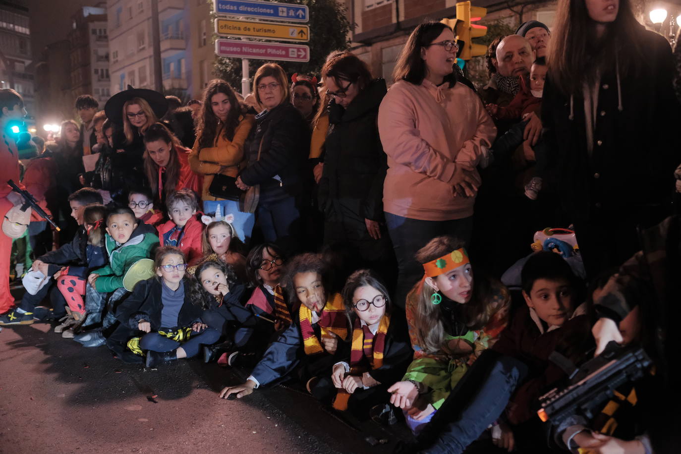 Las calles de Gijón se han llenado de color y máscaras para celebrar el antroxu más animado.