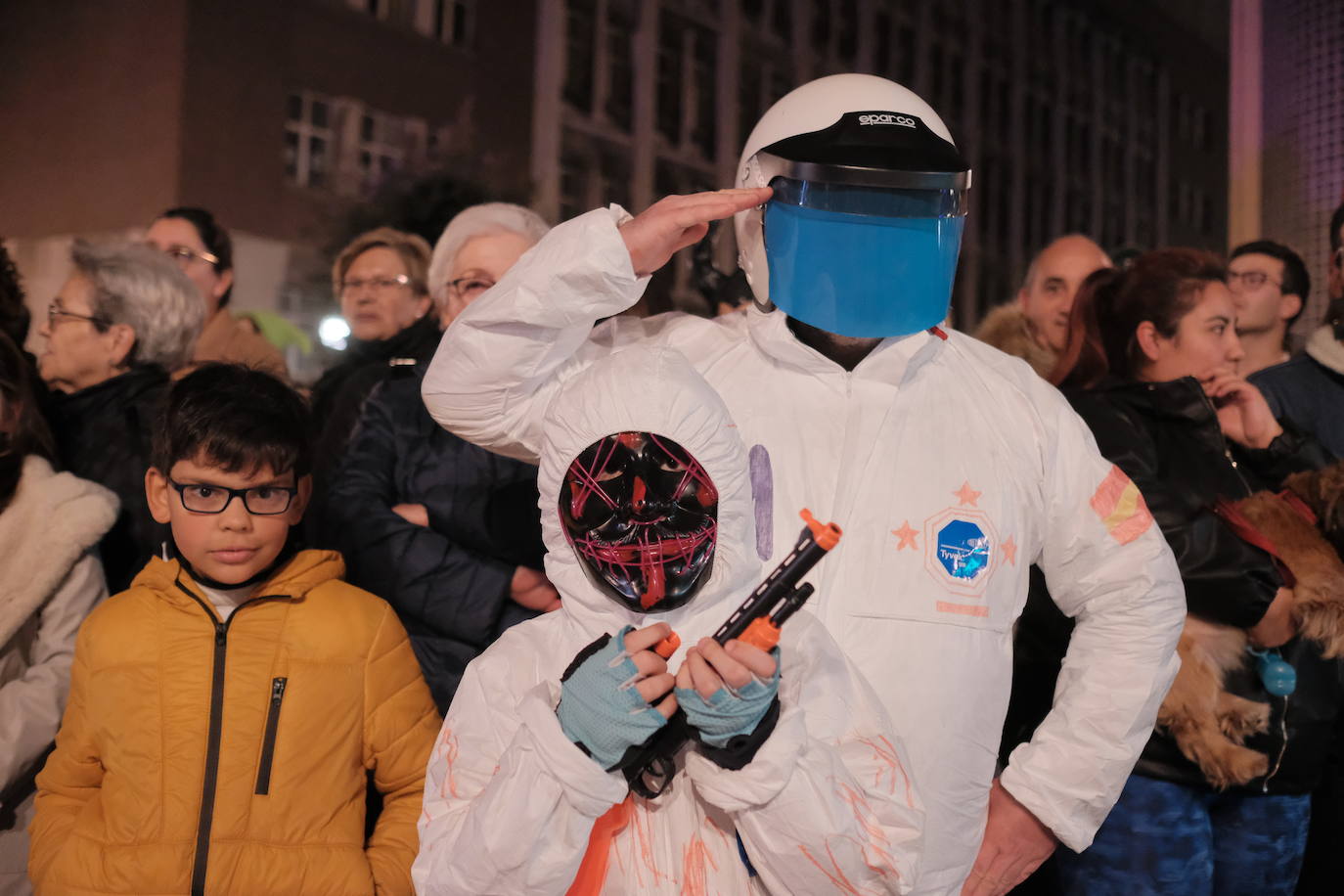 Las calles de Gijón se han llenado de color y máscaras para celebrar el antroxu más animado.