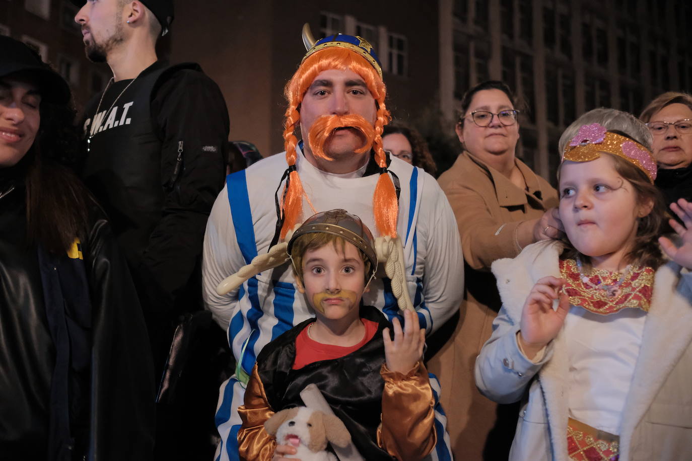 Las calles de Gijón se han llenado de color y máscaras para celebrar el antroxu más animado.