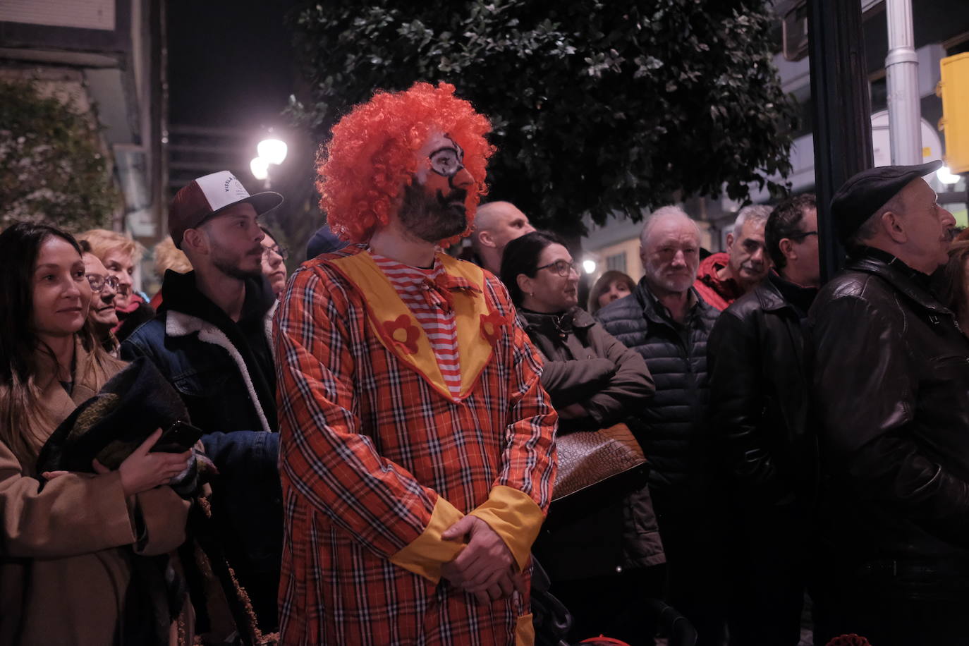 Las calles de Gijón se han llenado de color y máscaras para celebrar el antroxu más animado.