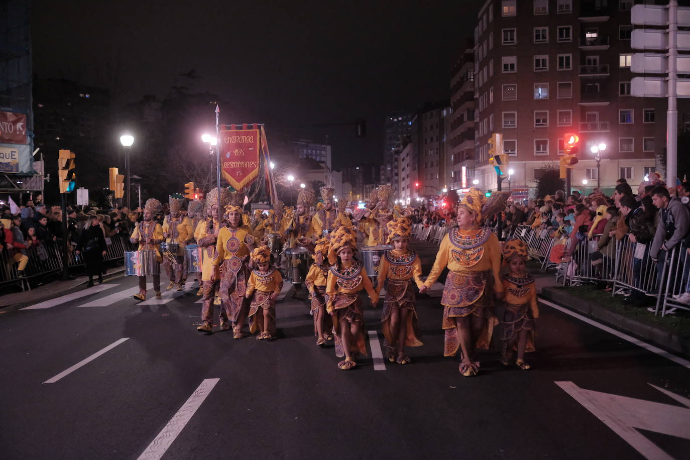 Las calles de Gijón se han llenado de color y máscaras para celebrar el antroxu más animado.