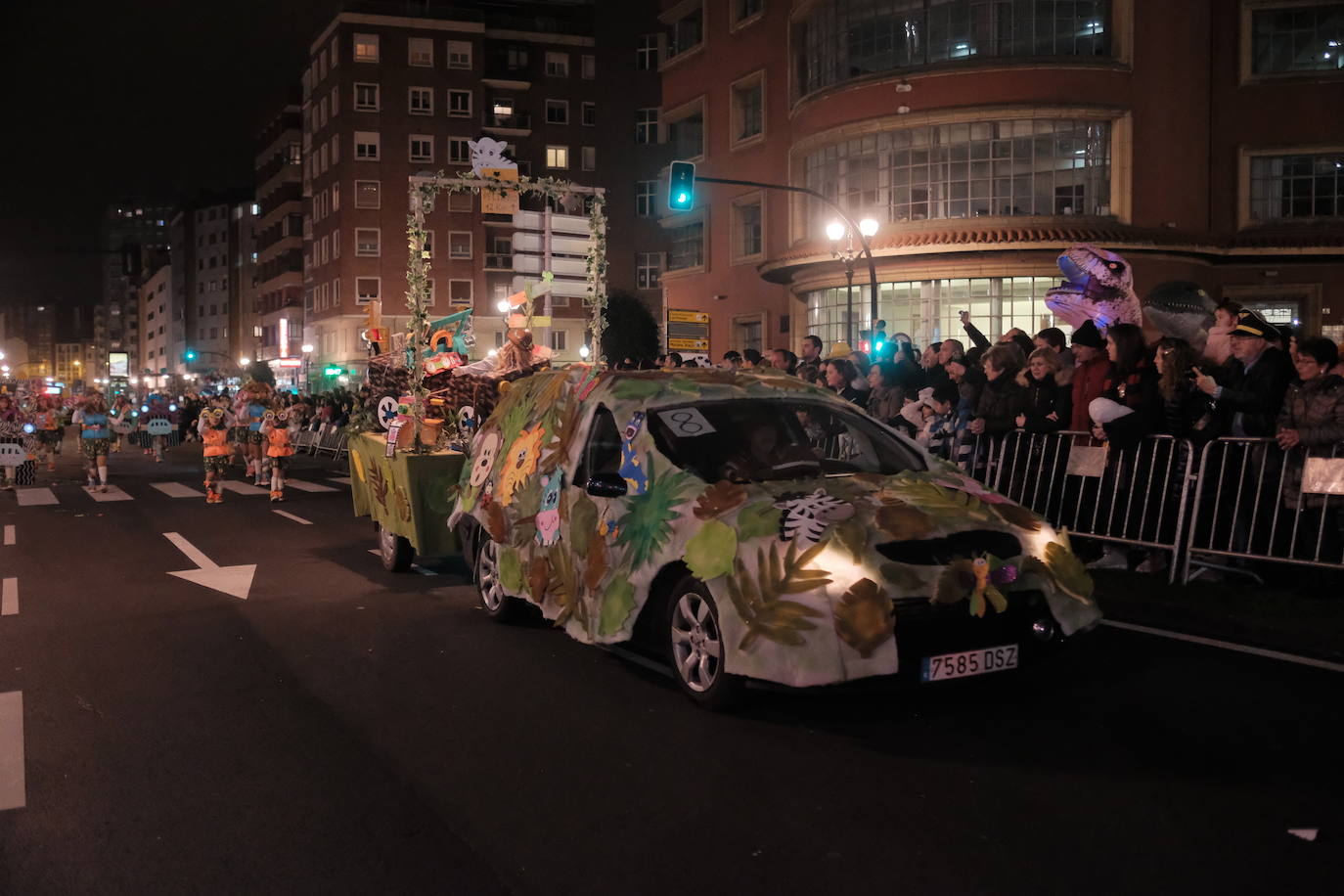 Las calles de Gijón se han llenado de color y máscaras para celebrar el antroxu más animado.