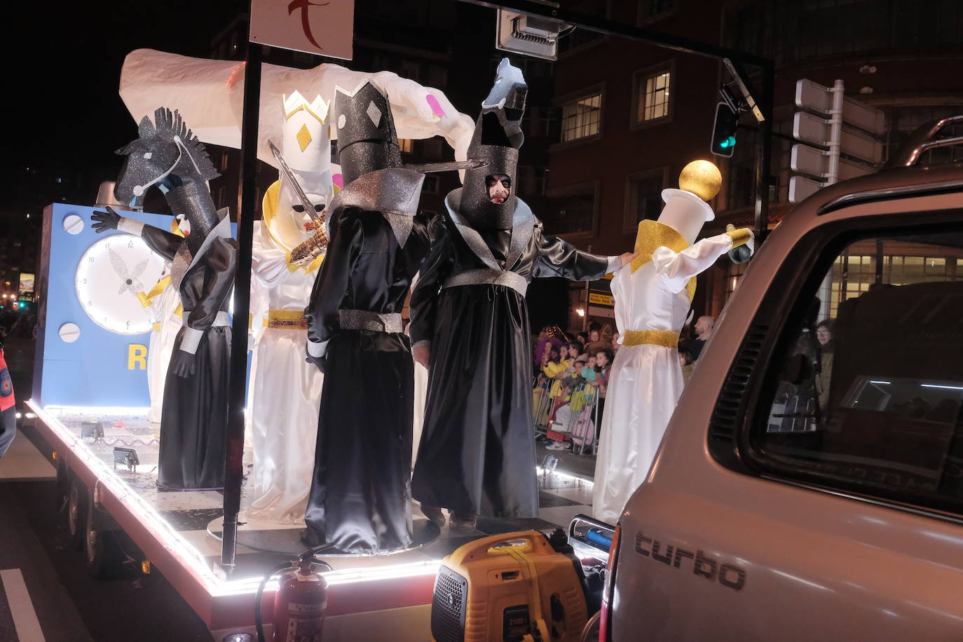 Las calles de Gijón se han llenado de color y máscaras para celebrar el antroxu más animado.