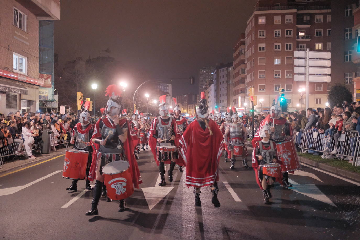 Las calles de Gijón se han llenado de color y máscaras para celebrar el antroxu más animado.